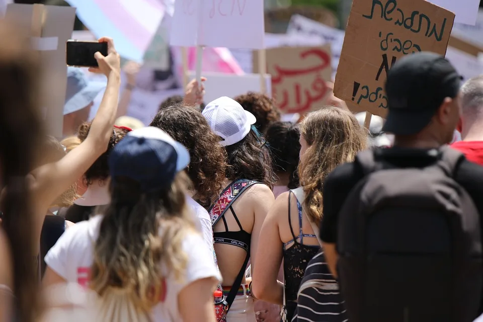 155 Rote Kreuze in Troisdorf: Frauen protestieren gegen Gewalt