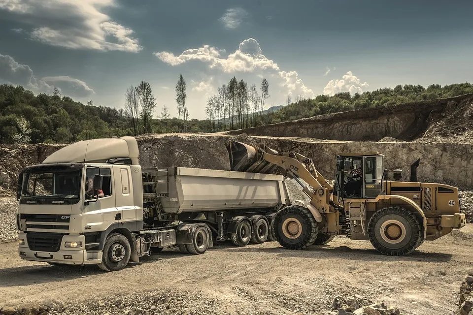 A7: Sattelzug kracht gegen Leitplanke – Aquaplaning verursacht Unfälle