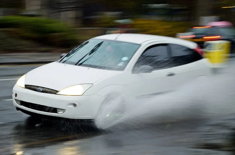 Aquaplaning-Unfall auf BAB643: Fahrer bleibt unverletzt