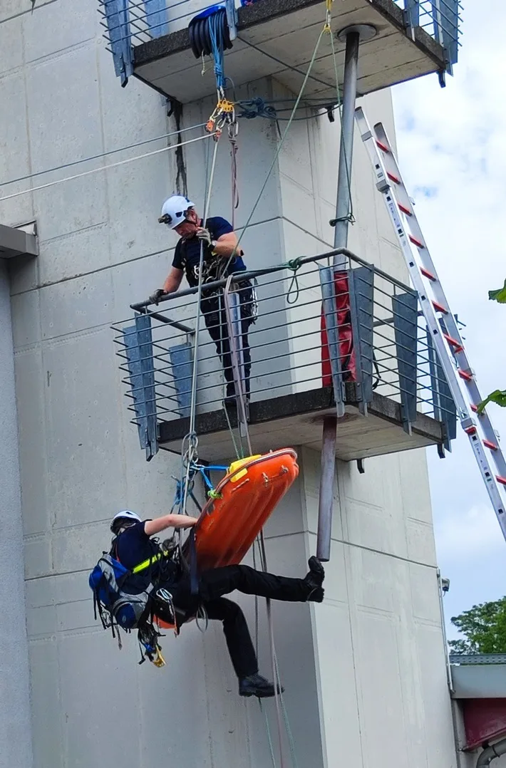 Aufwendige Hoehenrettung In Eigeltingen Verletzter Nach Arbeitsunfall Gerettet.jpeg