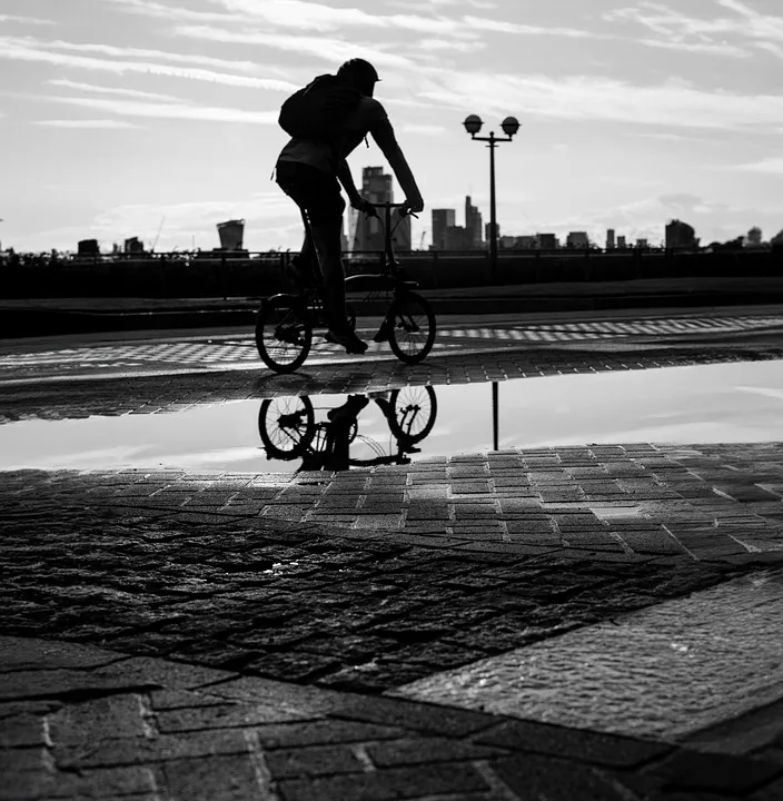 Autounfall am Willy-Brandt-Platz: Radfahrerin leicht verletzt