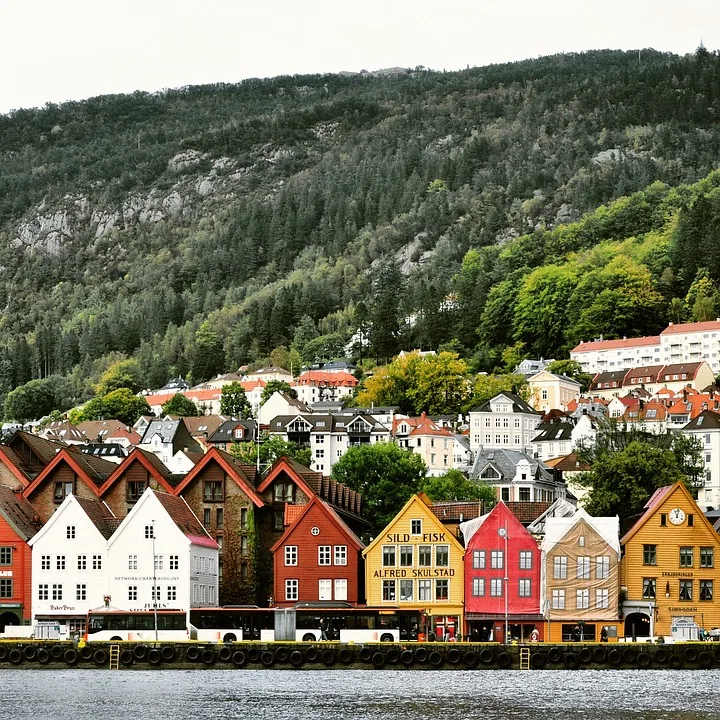 Bergen feiert: 100 Jahre erste heilige Messe in neuer Kirche!