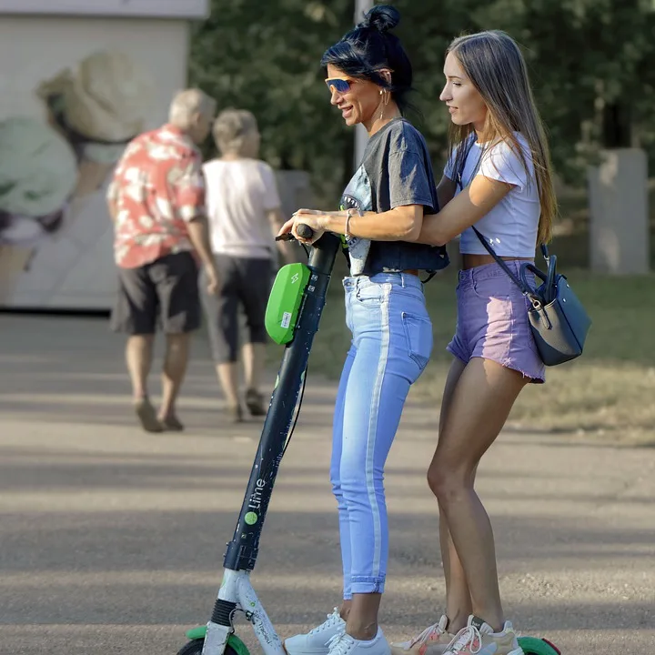 Besorgniserregende Trunkenheitsfahrt: Mann flüchtet auf E-Scooter!