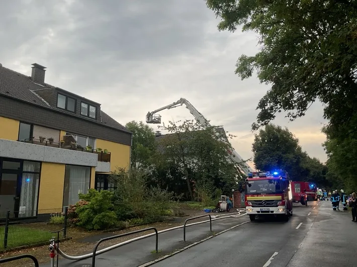 Blitzeinschlag führt zu Dachstuhlbrand in Eving: Feuerwehr im Einsatz