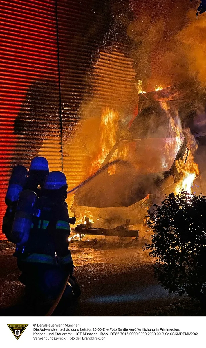 Brandserie im Münchner Norden: Feuerwehr kämpft gegen Flammen!