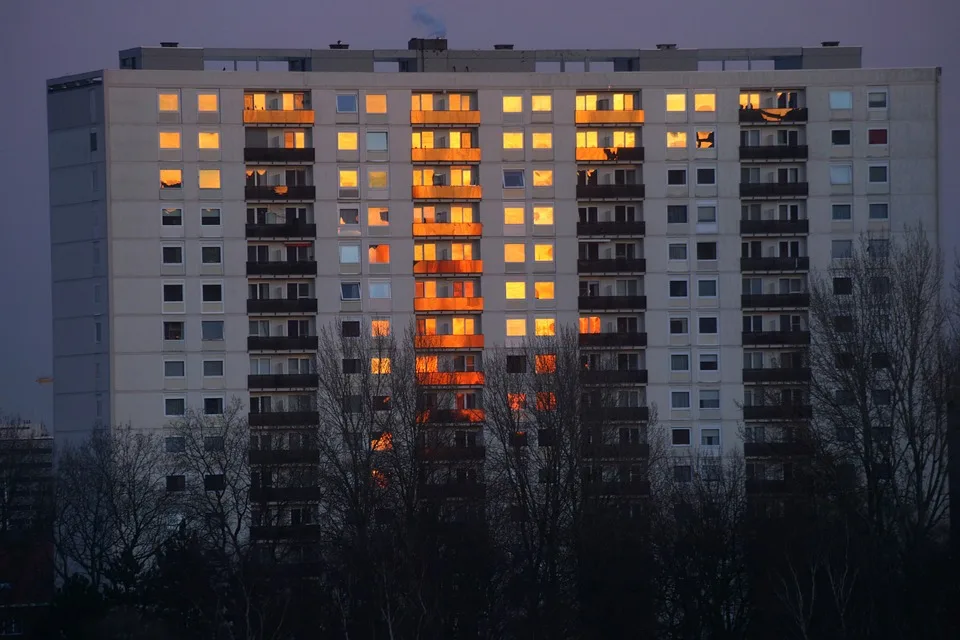 Brandstiftung in Schwerin: Kabeltrommeln in Flammen, Polizei ermittelt!