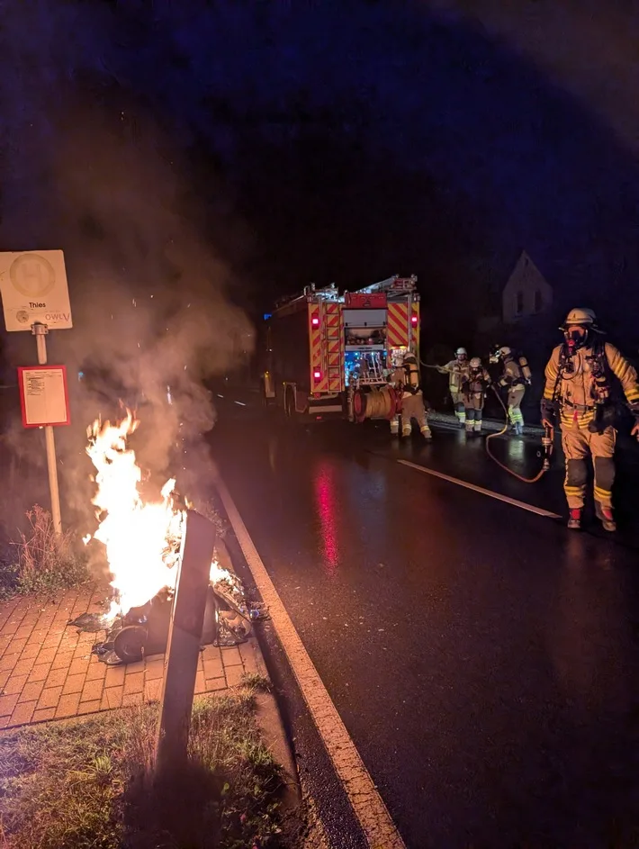 Containerbrand in Lage: Feuerwehr löscht Papiermülltonne rasch!