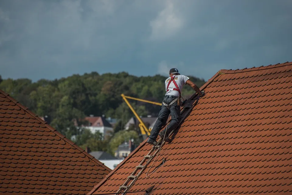 Dachdecker Unfall In Moenchengladbach Zwei Maenner Schwer Verletzt.jpg