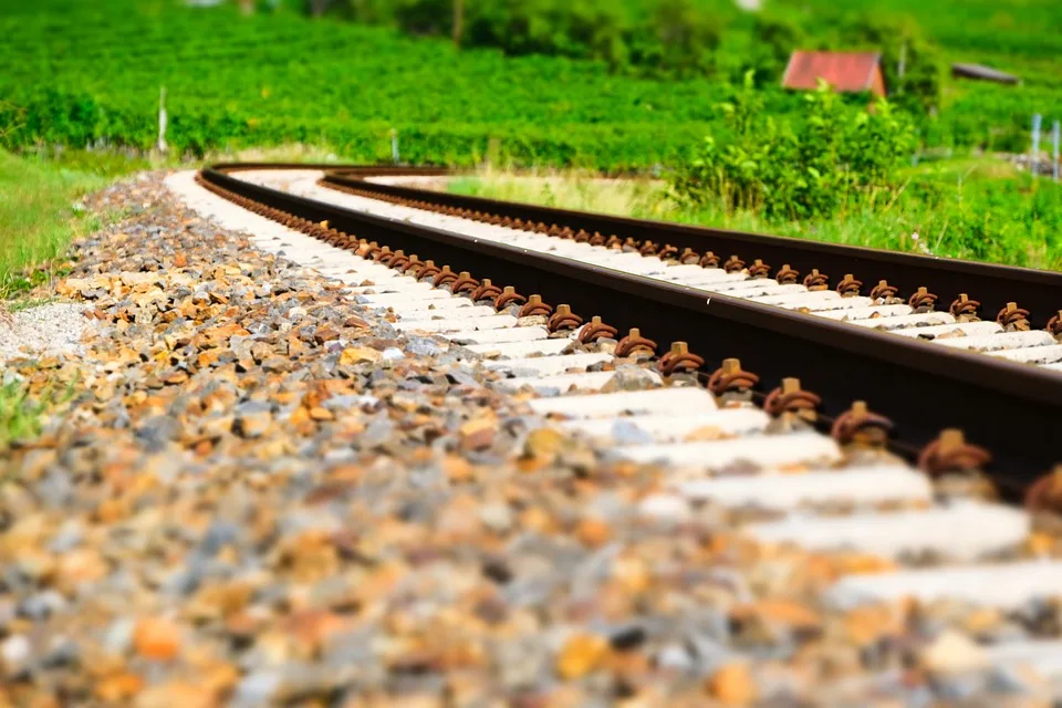 Diebstahl am Bahnhof: Unbekannte entwenden Schienenmaterial!