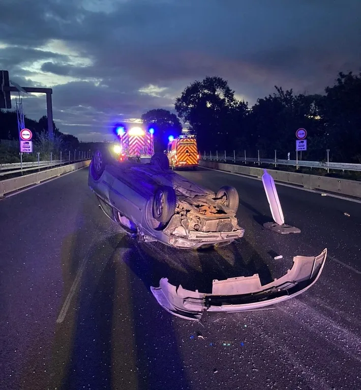 Drama auf der A42: PKW überschlägt sich bei Unfall zwischen zwei Fahrzeugen!