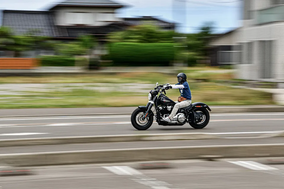 Drama auf der B421: Motorradfahrer schwer verletzt nach Unfall!