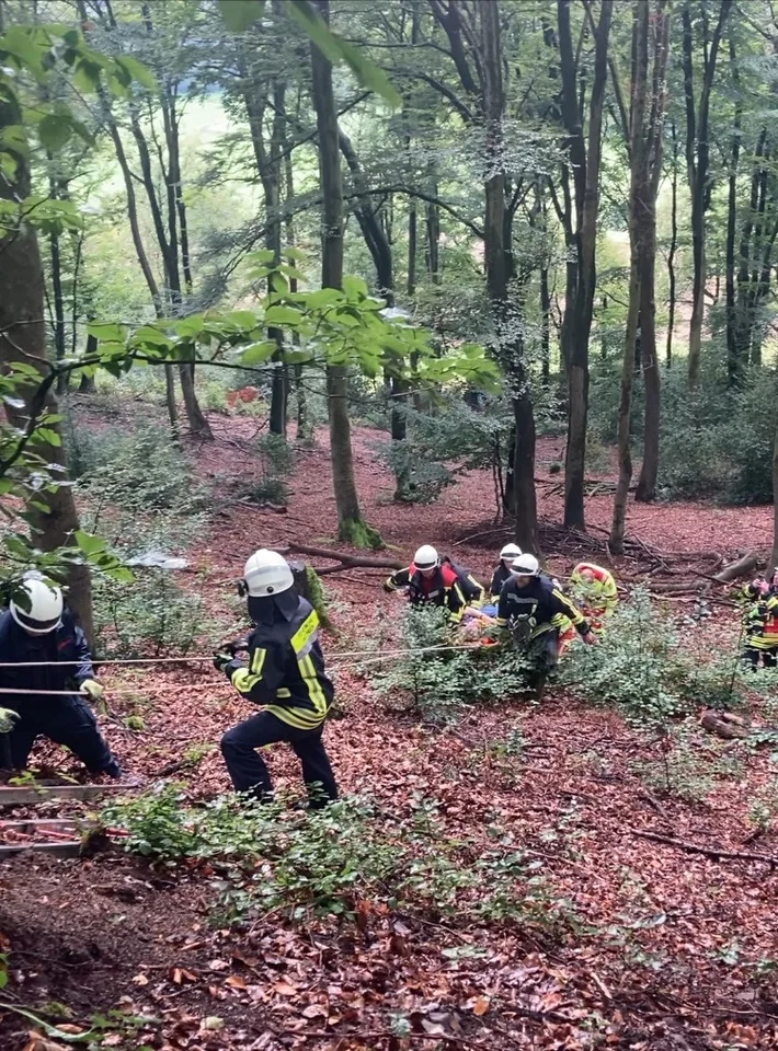 Drama im Wald: Treckerunfall fordert aufwendige Rettungsaktion!