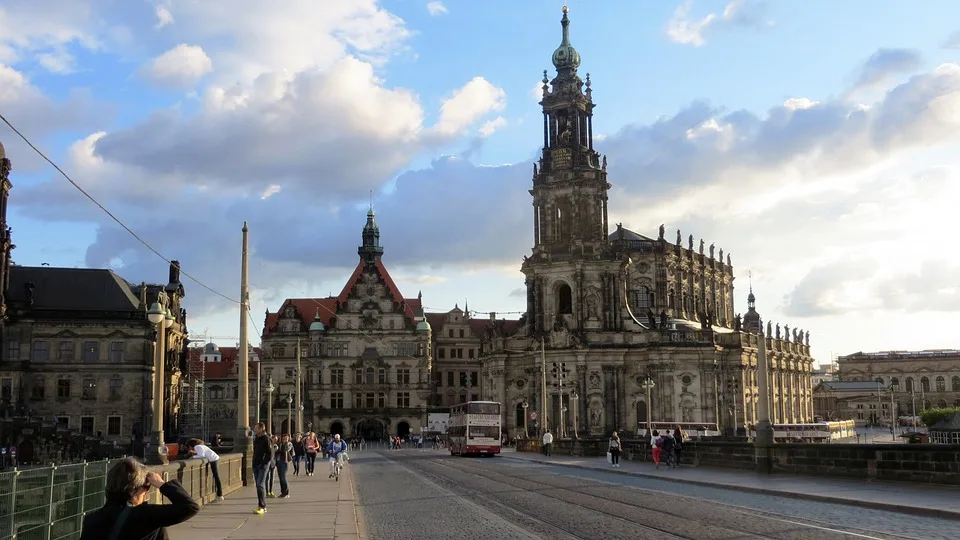 Dresden: Carolabrücke fast geräumt – Hochwasserwarnung kommt!