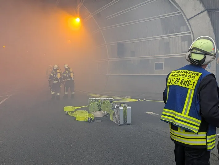 Erfolg im Einsatz: Feuerwehrtrainingsübung im Arnsberger Altstadttunnel