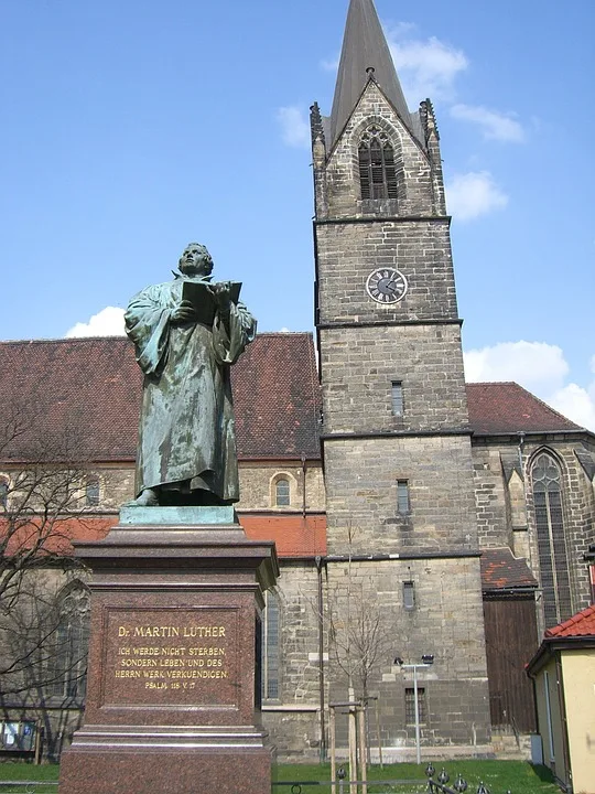 Erfurt im Aufruhr: Verstörende Plakate sorgen für hitzige Debatten