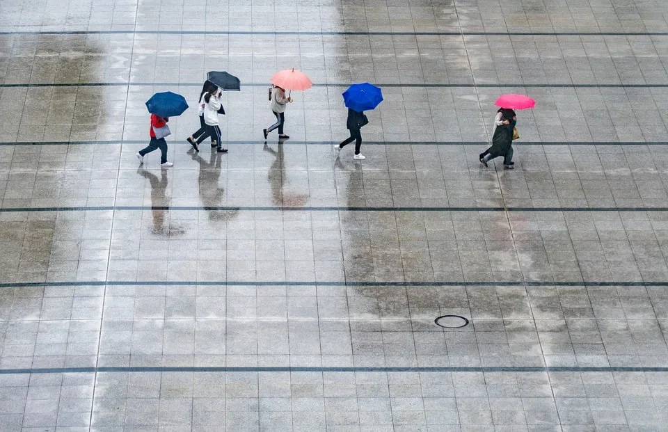 Extremwetter in Bayern: Starkregen und Schneefall drohen am Wochenende!