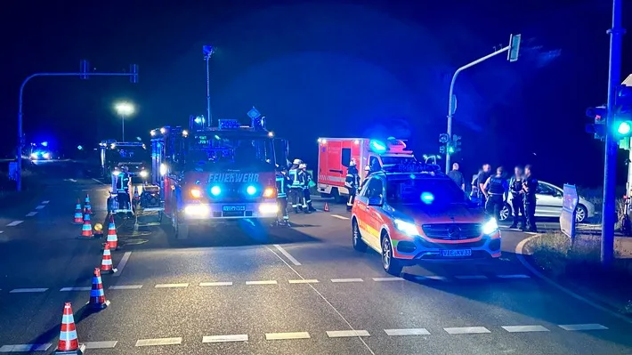 FFW Schwalmtal sichert Unfallstelle nach Zusammenstoß von PKW und Fahrrad