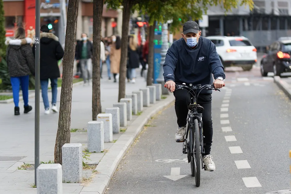 Fahrradfahrer flüchtet nach Unfall: Aggressiver Vorfall in Landau!