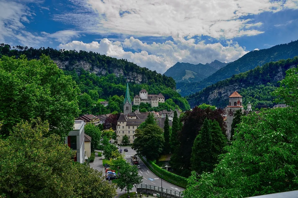 Feldkirch erstrahlt: Lichtinstallation „Crystalline“ verzaubert die Neustadt