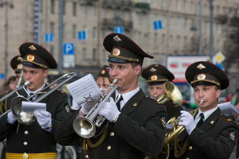 Fest der Klänge: Brassband „Men in Blue“ begeistert die Rheinanlagen!