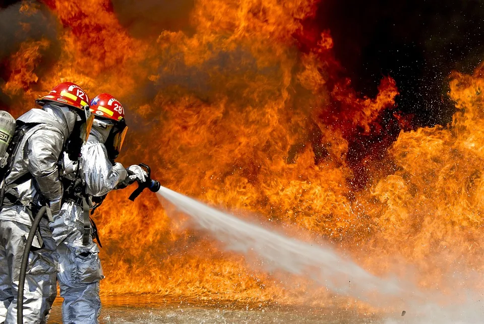 Feuer Drama In Wunsiedel Feuerwehr Kaempft Gegen Flammen Im Firmengebaeude.jpg