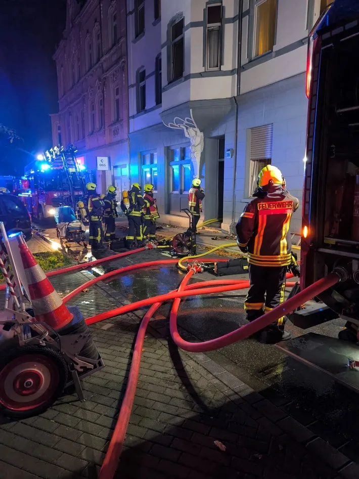 Feuer in Oberhausen: Dramatischer Einsatz rettet Bewohner aus Flammen!