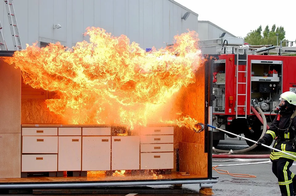 Feuer in Reutlingen: Lagerhalle brennt, Anwohner aufgepasst!