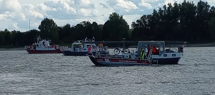 Feuerwehr Bonn rettet Yacht auf dem Rhein – Einsatz mit 20 Kräften!