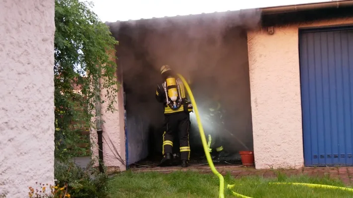 Feuerwehr Celle löscht Garagenbrand in der Heese schnell und effektiv