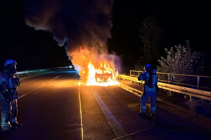 Feuerwehr Goch im Einsatz: PKW ohne Fahrer in Flammen