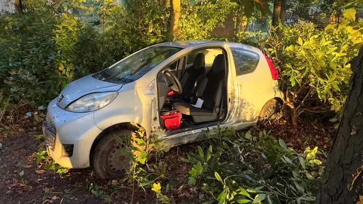 Feuerwehr rettet Fahrer nach spektakulärem Unfall auf Glaner Straße!