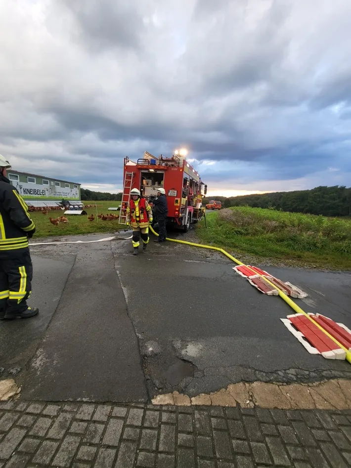 Feuerwehr übt Ernstfall: Großeinsatz auf Hattinger Bauernhof!