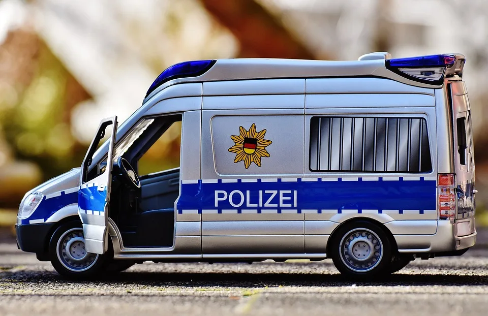 Flucht vor Polizei: Unbekannter Fahrer verursacht Chaos in Hönow!