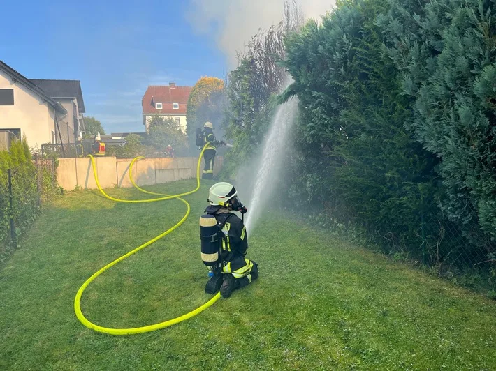 Gartenhütte in Grevenbrück steht in Vollbrand – Feuerwehr im Einsatz