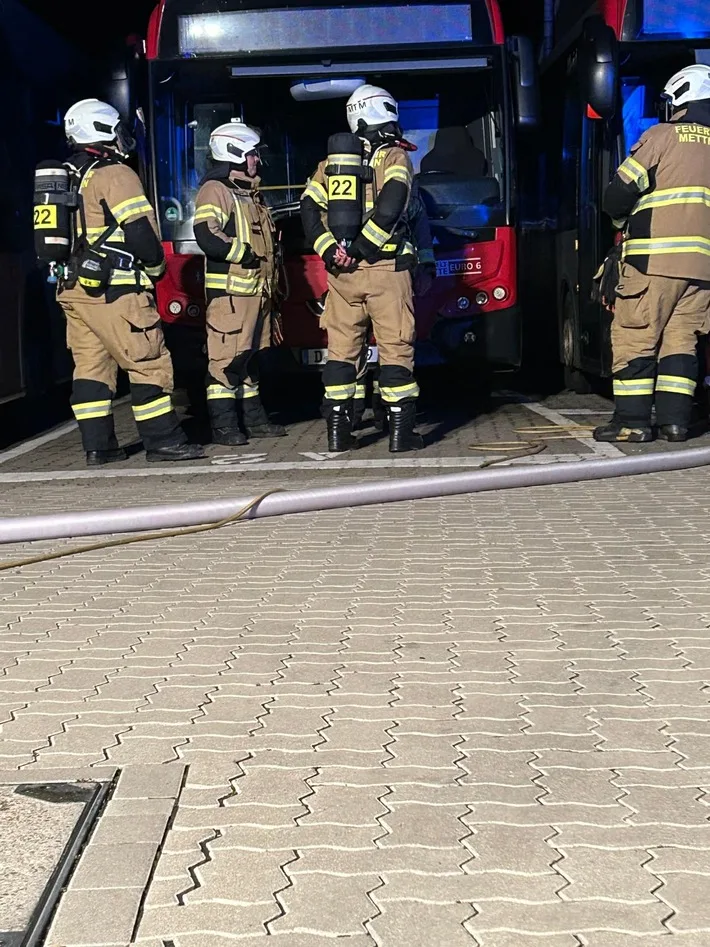 Gewerbebrand in Mettmann: Feuerwehr geht auf Einsatz im Busdepot!