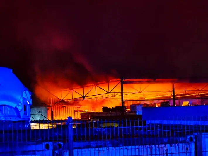 Großbrand im KFZ-Handel in Dresden: Feuerwehr kämpft gegen Flammen!