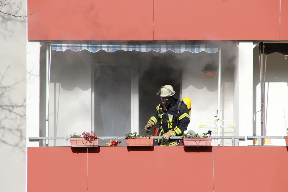 Großbrand in Rastede: Werkstatt in Flammen – Polizei ermittelt!