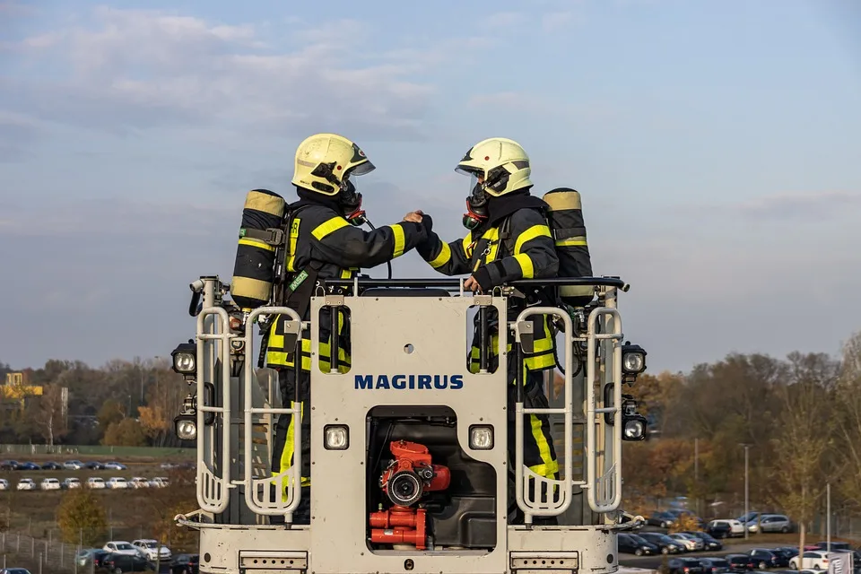 Großeinsatz der Feuerwehr: Scheunenbrand in Ohlenstedt erfolgreich gelöscht