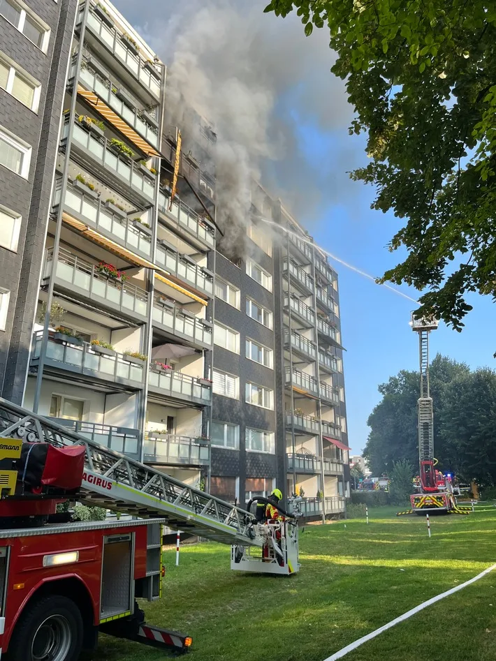 Großer Wohnungsbrand in Heiligenhaus: Feuerwehr rettet über 70 Personen