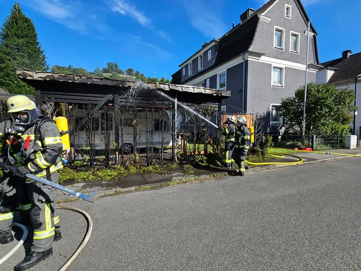 Heckenbrand in Arnsberg: Feuerwehr verhindert Carport-Übergreifen