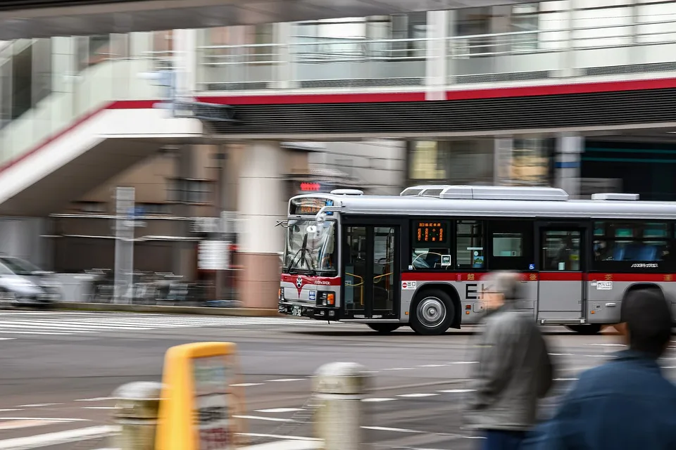 Held des Wochenendes: Tragischer Busvorfall auf der A38 endet glimpflich!