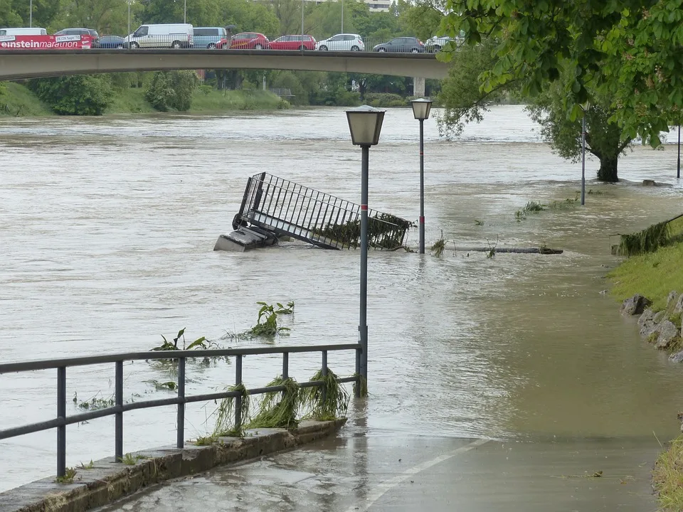 Hochwasser-Chaos in Nachbarländern: Evakuierungen und Katastrophenalarm