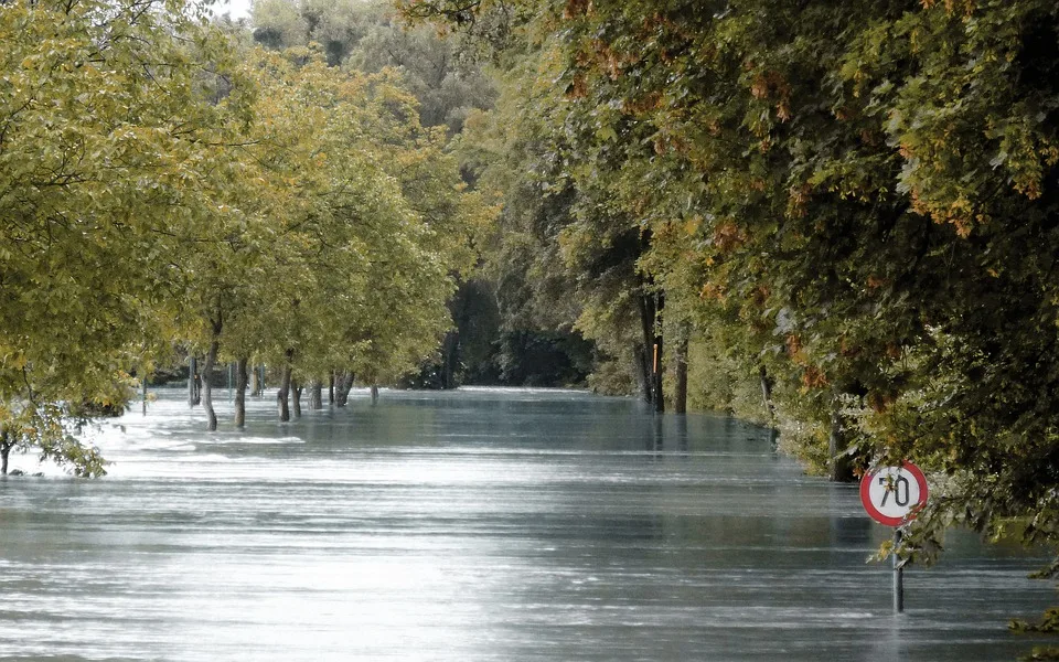 Hochwasser-Chaos in Nachbarländern: Evakuierungen und Todesfälle!