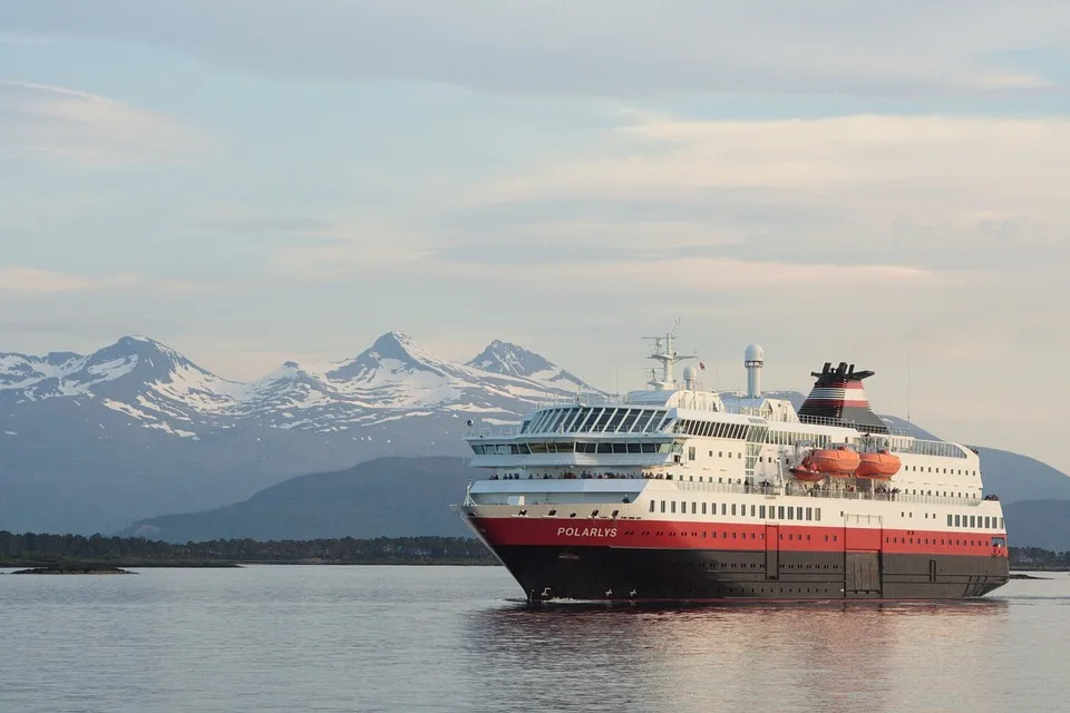 Hurtigruten stärkt Reisebüros: 15% Provision für Expeditionsreisen