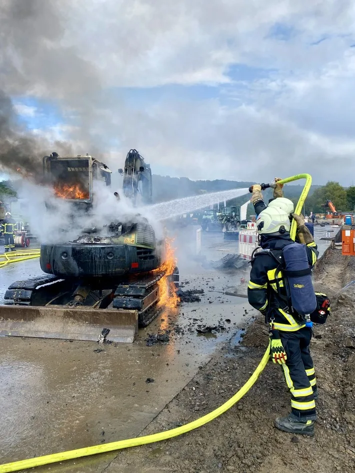 Inferno auf der Baustelle: Bagger in Iserlohn komplett abgebrannt!