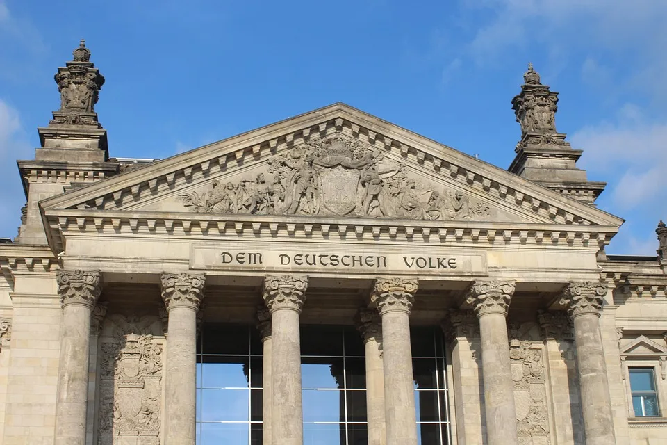 Kanzler Scholz beim THW Potsdam: Hochachtung für Ehrenamtliche!