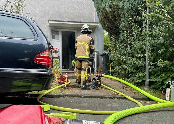 Kellerbrand in Essen-Überruhr: Feuerwehr rettet Bewohner mit Drehleiter!