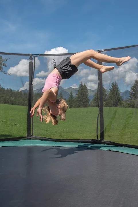 Kleine Amaya verletzt: Trampolinsprung endet im Krankenhaus!