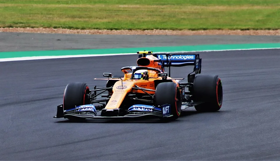 Lando Norris bricht Silverstone-Rekord im LEGO McLaren P1!