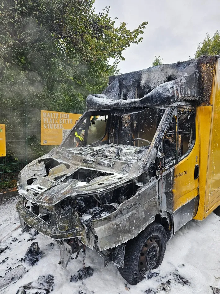 Lieferservice im Unglück: Transporter in Bochum-Hamme ausgebrannt